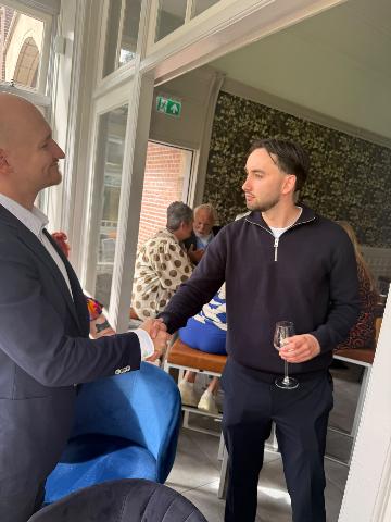 Gasten die elkaar begroeten