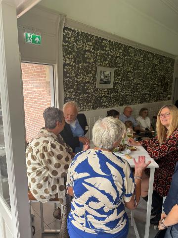 Gasten in gesprek met elkaar