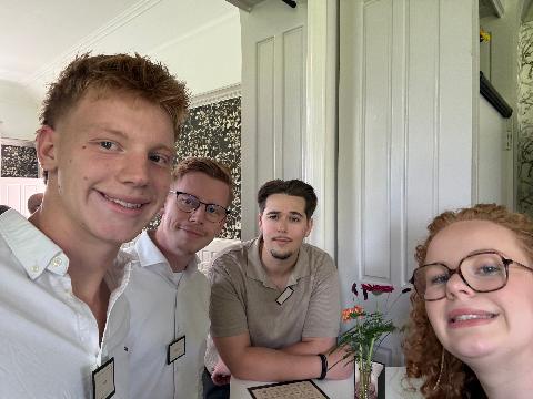 Foto aan tafel